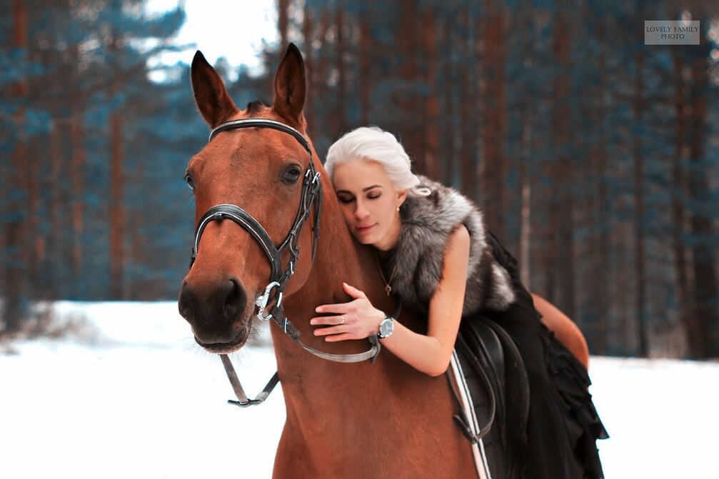 девушка верхом на лошади