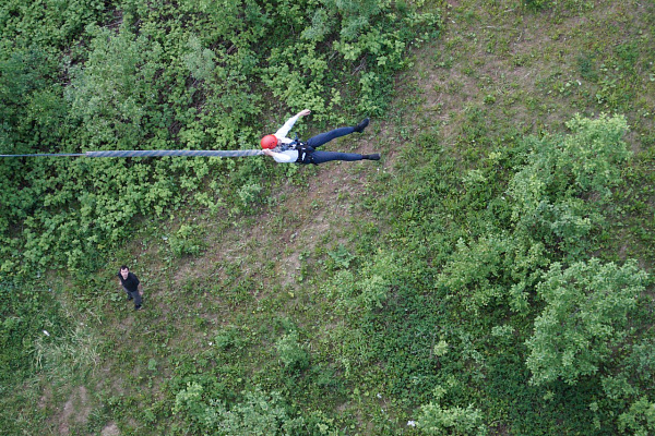 Роупджампинг - прыжки с верёвкой в Перми. Подарочные сертификаты Ultra Подарки. Роупджампинг в Перми - Экстремальный оригинальный подарок или подарочный сертификат на Роупджампинг - прыжки с верёвкой. Сервис UltraPodarki.ru 8-800-505-95-30. роупджампинг Пермь, прыжок веревка Пермь, роупджампинг, прыжок веревка, прыжок с веревкой, Подарок, подарочный сертификат, экстрим, экстремальный подарок