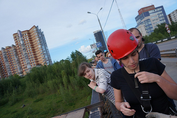 Роупджампинг - прыжки с верёвкой в Перми. Подарочные сертификаты Ultra Подарки. Роупджампинг в Перми - Экстремальный оригинальный подарок или подарочный сертификат на Роупджампинг - прыжки с верёвкой. Сервис UltraPodarki.ru 8-800-505-95-30. роупджампинг Пермь, прыжок веревка Пермь, роупджампинг, прыжок веревка, прыжок с веревкой, Подарок, подарочный сертификат, экстрим, экстремальный подарок