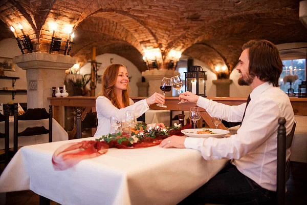 Романтическое свидание в ресторане в Перми. Ultra Подарки. Купить романтическое свидание в ресторане в Перми. Подарите самым близким незабываемые моменты и признайтесь в искренних чувствах. Сервис UltraPodarki.ru 8-800-505-95-30. Романтическое свидание в ресторане в Перми, свидание в Перми, свидание в ресторане, сертификат на свидание в ресторане, сертификат на свидание в Перми, купить свидание, купить свидание Пермь, первое свидание, девушка свидание, хороший ресторан, романтический ресторан, романтический вечер, романтический ужин, романтические любимому, романтическая музыка