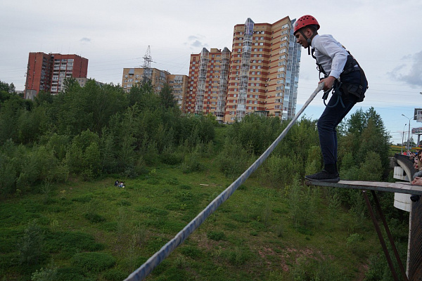 Роупджампинг - прыжки с верёвкой в Перми. Подарочные сертификаты Ultra Подарки. Роупджампинг в Перми - Экстремальный оригинальный подарок или подарочный сертификат на Роупджампинг - прыжки с верёвкой. Сервис UltraPodarki.ru 8-800-505-95-30. роупджампинг Пермь, прыжок веревка Пермь, роупджампинг, прыжок веревка, прыжок с веревкой, Подарок, подарочный сертификат, экстрим, экстремальный подарок
