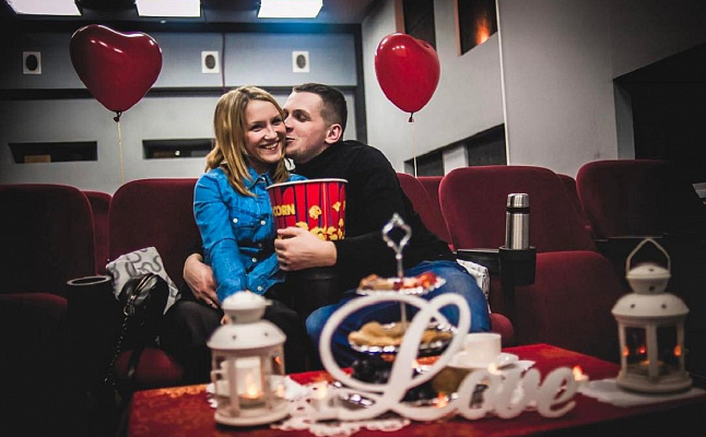 Романтическое свидание в кинотеатре в Перми. Ultra Подарки. Купить романтическое свидание в кинотеатре в Перми. Подарите самым близким незабываемые моменты и признайтесь в искренних чувствах. Сервис UltraPodarki.ru 8-800-505-95-30. Романтическое свидание в кинотеатре в Перми, свидание в Перми, свидание в кинотеатре, сертификат на свидание в кинотеатре, сертификат на свидание в Перми, купить свидание, купить свидание Пермь, первое свидание, девушка свидание, хороший кинотеатре, романтический кинотеатре, романтический вечер, романтический ужин, романтические любимому, романтическая музыка