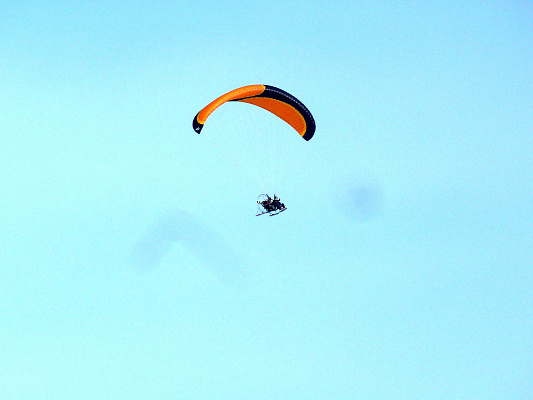 Полёт с инструктором на параплане в Перми. Ultra Подарки. Полёт с инструктором на параплане в Перми. Попробуйте полёт на двухместном параплане над столицей. Сервис: UltraPodarki.ru 8 800 505 95 30. Полёт на параплане, полёт на параплане Пермь, полёт с инструктором на параплане Пермь, полёт с инструктором на параплане, параплан Пермь, параплан, парапланеризм Пермь, купить параплан Пермь