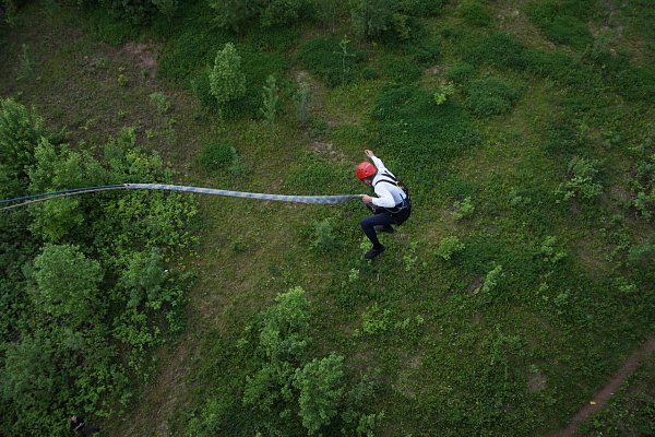 Роупджампинг - прыжки с верёвкой в Перми. Подарочные сертификаты Ultra Подарки. Роупджампинг в Перми - Экстремальный оригинальный подарок или подарочный сертификат на Роупджампинг - прыжки с верёвкой. Сервис UltraPodarki.ru 8-800-505-95-30. роупджампинг Пермь, прыжок веревка Пермь, роупджампинг, прыжок веревка, прыжок с веревкой, Подарок, подарочный сертификат, экстрим, экстремальный подарок