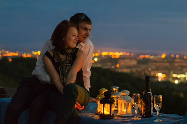 Романтическое свидание на крыше в Перми. Ultra Подарки. Купить романтическое свидание на крыше в Перми. Подарите самым близким незабываемые моменты и почувствуйте друг друга ещё ближе. Сервис UltraPodarki.ru 8 800 505 95 30. Романтическое свидание на крышев Перми, свидание на крышев Перми, свидание, сертификат на свидание на крыше, сертификат на свидание в Перми, купить свидание на крыше, купить свидание Пермь