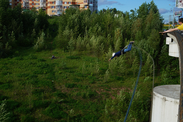 Роупджампинг - прыжки с верёвкой в Перми. Подарочные сертификаты Ultra Подарки. Роупджампинг в Перми - Экстремальный оригинальный подарок или подарочный сертификат на Роупджампинг - прыжки с верёвкой. Сервис UltraPodarki.ru 8-800-505-95-30. роупджампинг Пермь, прыжок веревка Пермь, роупджампинг, прыжок веревка, прыжок с веревкой, Подарок, подарочный сертификат, экстрим, экстремальный подарок