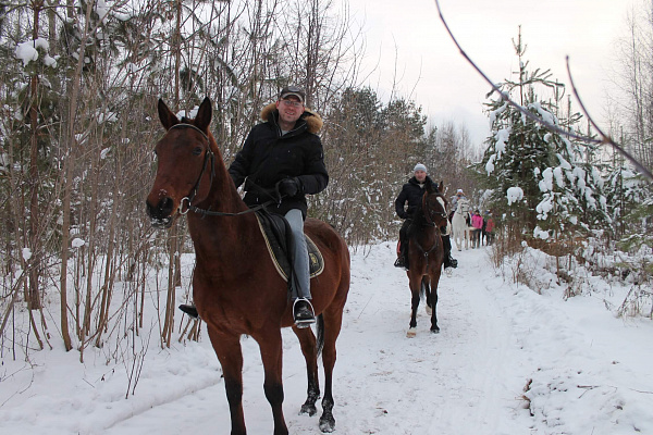 Конная прогулка для двоих в Перми. Подарочные сертификаты Ultra Подарки. Купить оригинальный подарок или подарочный сертификат на Конная прогулка для двоих в Перми. Сервис UltraPodarki.ru 8-800-505-9530. Катание на лошадях, Прогулка на лошади, Прогулка на лошадях для двоих, Конная прогулка для двоих, конный клуб, Конный клуб, конная прогулка, конная прогулка в Перми