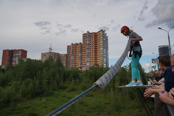 Роупджампинг - прыжки с верёвкой в Перми. Подарочные сертификаты Ultra Подарки. Роупджампинг в Перми - Экстремальный оригинальный подарок или подарочный сертификат на Роупджампинг - прыжки с верёвкой. Сервис UltraPodarki.ru 8-800-505-95-30. роупджампинг Пермь, прыжок веревка Пермь, роупджампинг, прыжок веревка, прыжок с веревкой, Подарок, подарочный сертификат, экстрим, экстремальный подарок