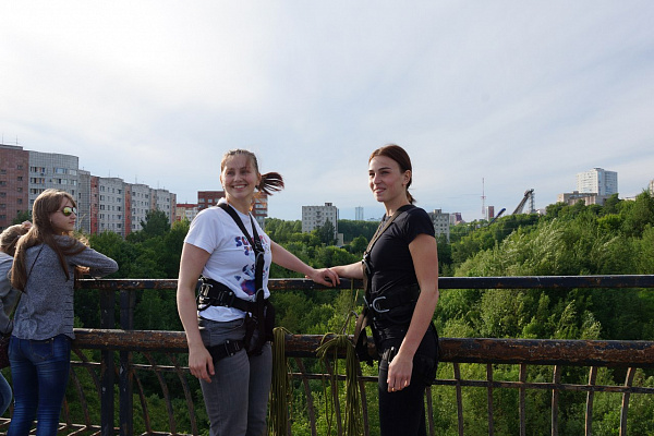 Роупджампинг - прыжки с верёвкой в Перми. Подарочные сертификаты Ultra Подарки. Роупджампинг в Перми - Экстремальный оригинальный подарок или подарочный сертификат на Роупджампинг - прыжки с верёвкой. Сервис UltraPodarki.ru 8-800-505-95-30. роупджампинг Пермь, прыжок веревка Пермь, роупджампинг, прыжок веревка, прыжок с веревкой, Подарок, подарочный сертификат, экстрим, экстремальный подарок