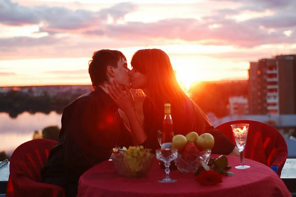 Романтическое свидание на крыше в Перми. Ultra Подарки. Купить романтическое свидание на крыше в Перми. Подарите самым близким незабываемые моменты и почувствуйте друг друга ещё ближе. Сервис UltraPodarki.ru 8 800 505 95 30. Романтическое свидание на крышев Перми, свидание на крышев Перми, свидание, сертификат на свидание на крыше, сертификат на свидание в Перми, купить свидание на крыше, купить свидание Пермь